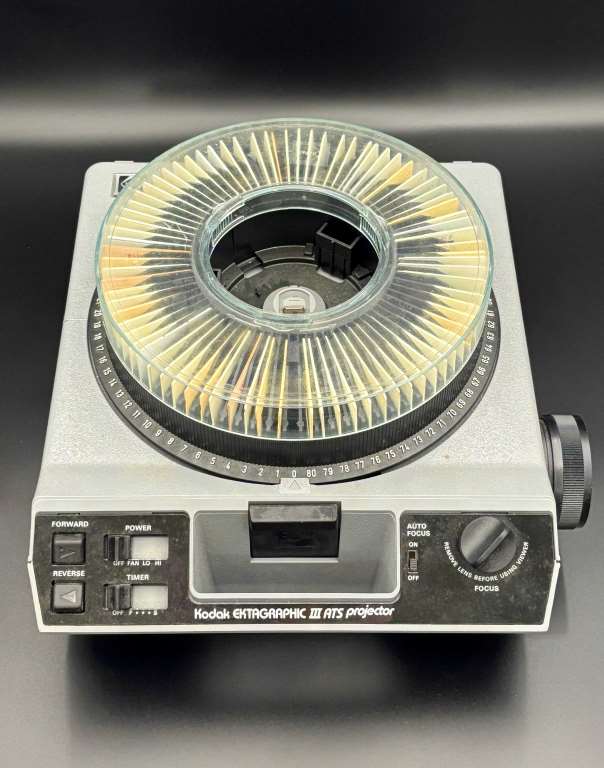早期幻燈片投影機及投影片旋轉托盤一盒 (約1955年；胸腔外科捐贈)