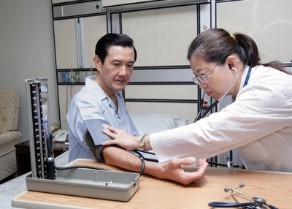 ประธานาธิบดีหม่ายิงจิวรับความดันโลหิต